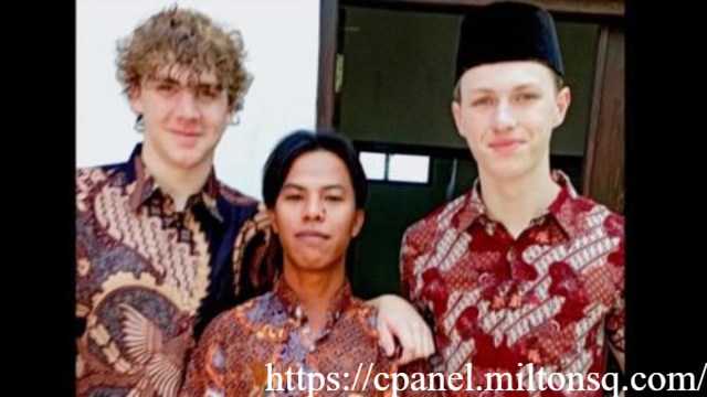 Dua WNA Jadi Pelayan Pernikahan dengan Peci dan Sarung